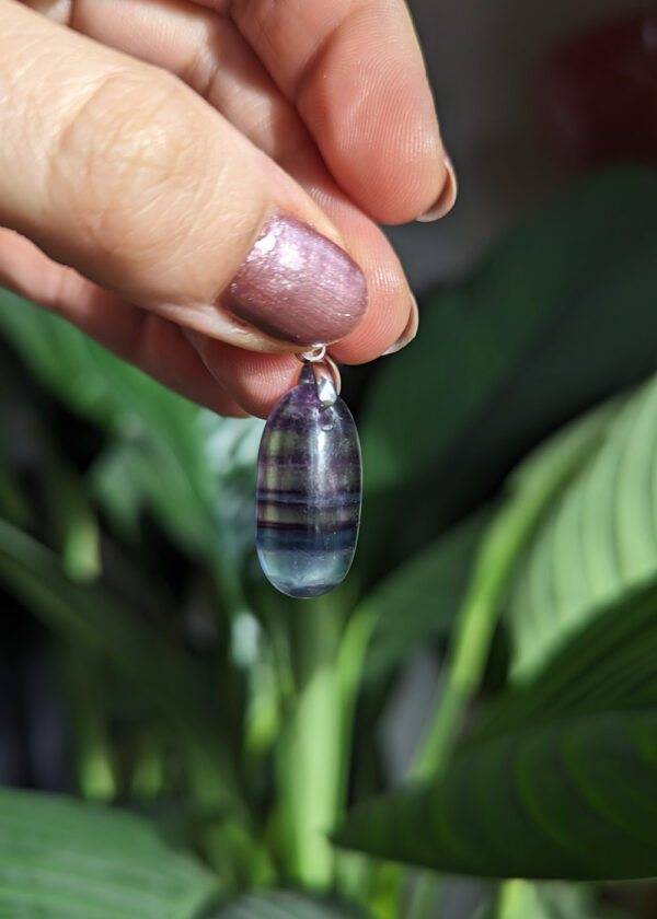 Photo d'un pendentif en fluorite (aussi appelé fluorine)