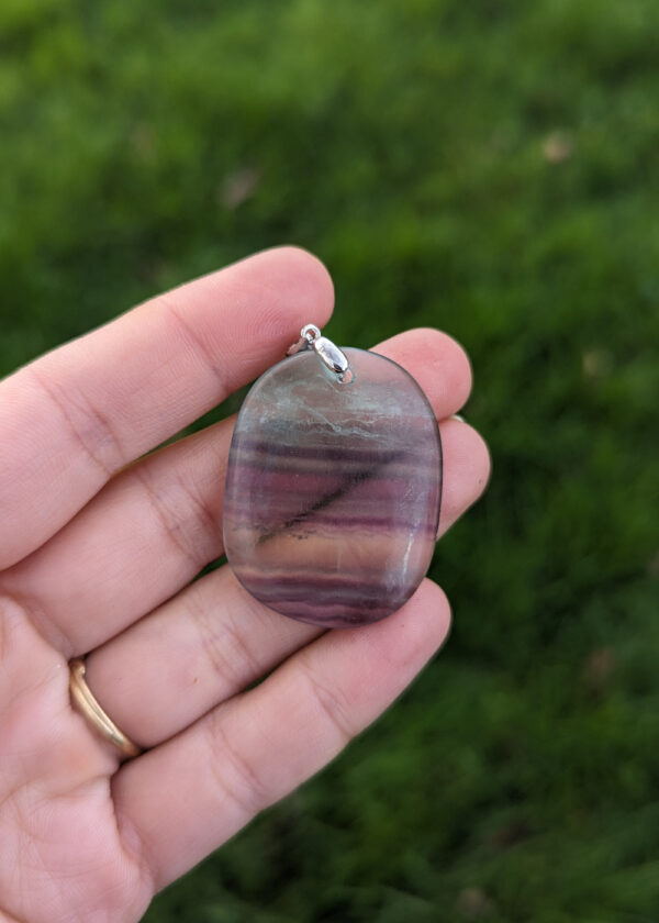 Pendentif en fluorite, avec une bélière en argent