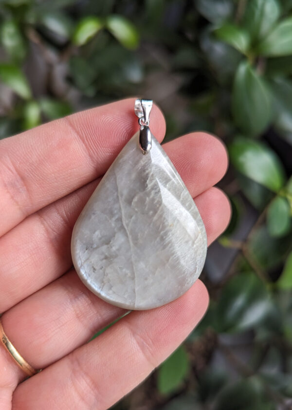 Pendentif Pierre Lune beige C