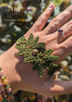 Bracelet vert motif feuilles en micro-macramé avec perle ronde d’unakite naturelle