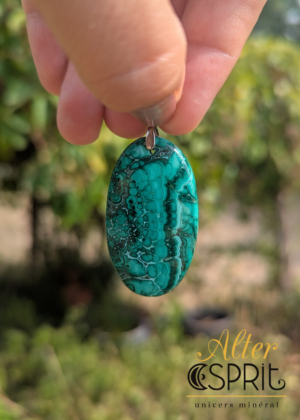 Grand pendentif en malachite verte avec motifs circulaires